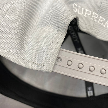 【中古品】【メンズ】 SUPREME シュプリーム × NEWERA ニューエラ GOTHIC OUTLINE ADJUSTABLE ゴシック アウトライン アジャスタブル 帽子 キャップ 185-260813-kh-07-izu サイズ：F カラー：グレー 万代Net店