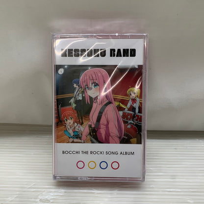【中古品】 アニメ ぼっちざろっく！ 結束バンド カセットテープ ソングアルバム US輸入盤 グッズ 053-260722-hu-03-min 万代Net店
