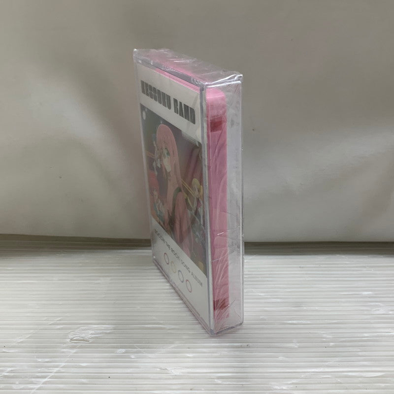 【中古品】 アニメ ぼっちざろっく！ 結束バンド カセットテープ ソングアルバム US輸入盤 グッズ 053-260722-hu-03-min 万代Net店