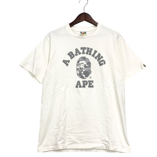 【中古品】【メンズ】 A BATHING APE アベイシングエイプ CITY CAMO COLLEGE LOGO TEE 001TEK301024M シティーカモ カレッジ ロゴ Tシャツ 半袖 トップス 142-241226-as-14-izu サイズ：M カラー：ホワイト 万代Net店