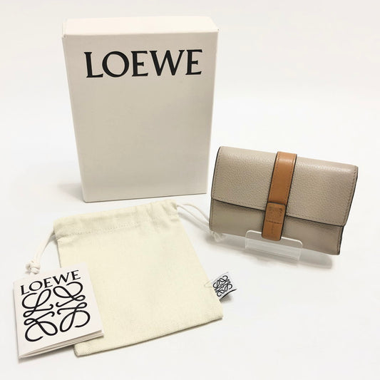 【中古品】【レディース】 LOEWE ロエベ SMALL VERTICAL WALLET "LIGHT OAT" C660S86X01 三つ折り財布 コンパクトウォレット 181-260416-rs-02-fur カラー：ライトオート/ハニー 万代Net店