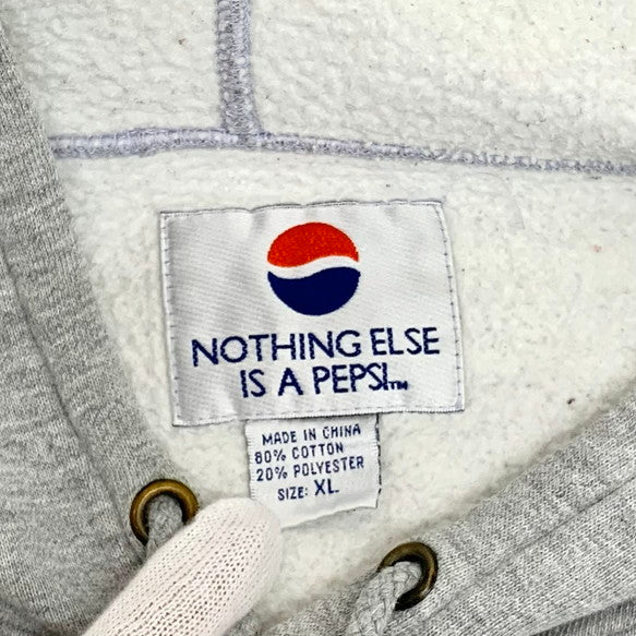 【現状渡し品】【メンズ】 NOTHING ELSE IS A PEPSI ナッシング・エルス・イズ・ア・ペプシ ペプシコーラ アドバタイジング スウェットプルオーバーパーカー 146-260112-yu-06-fur サイズ：XL カラー：グレー 万代Net店
