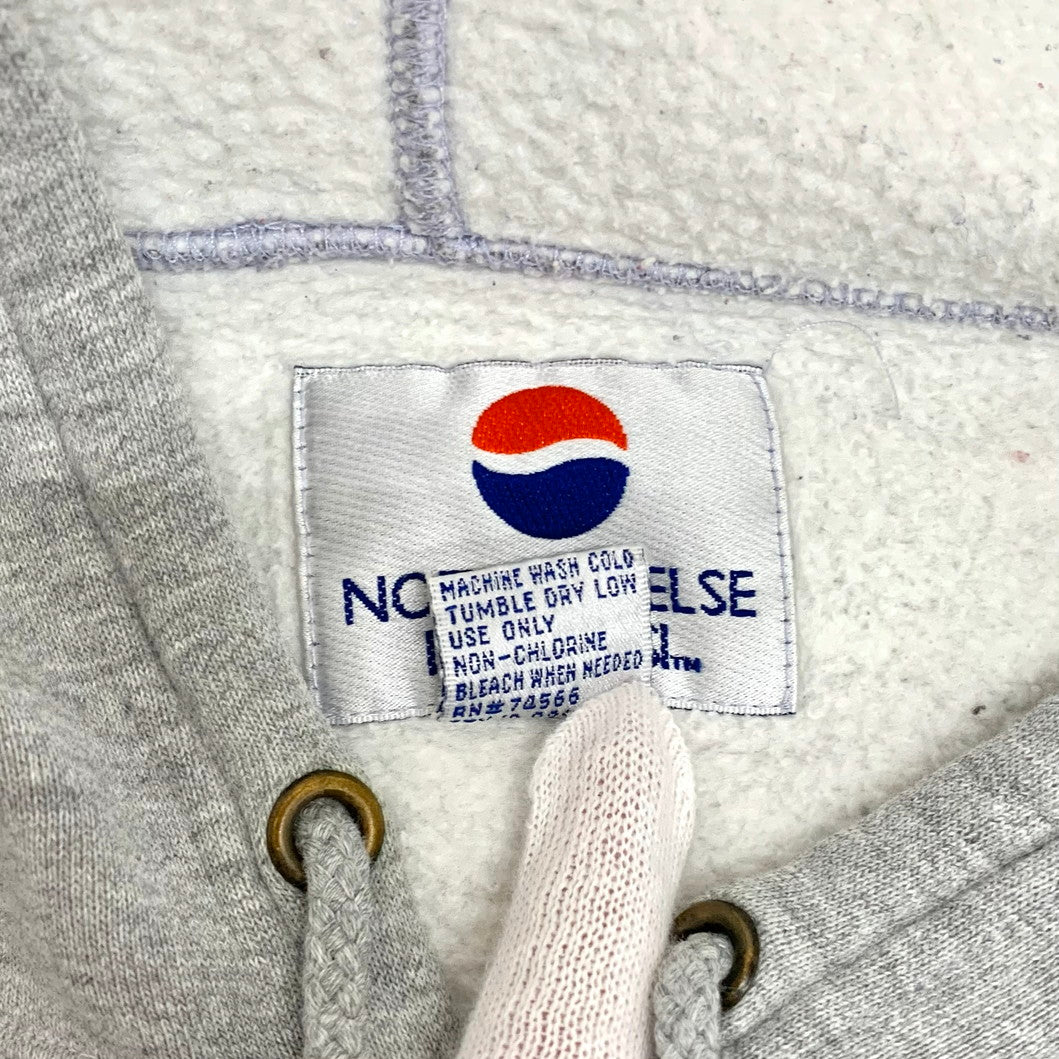 【現状渡し品】【メンズ】 NOTHING ELSE IS A PEPSI ナッシング・エルス・イズ・ア・ペプシ ペプシコーラ アドバタイジング スウェットプルオーバーパーカー 146-260112-yu-06-fur サイズ：XL カラー：グレー 万代Net店