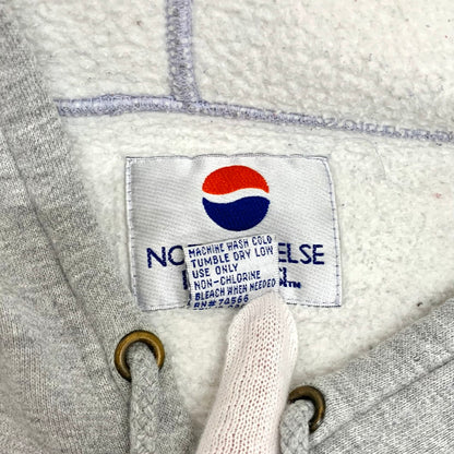 【現状渡し品】【メンズ】 NOTHING ELSE IS A PEPSI ナッシング・エルス・イズ・ア・ペプシ ペプシコーラ アドバタイジング スウェットプルオーバーパーカー 146-260112-yu-06-fur サイズ：XL カラー：グレー 万代Net店