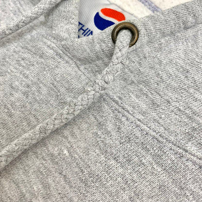 【現状渡し品】【メンズ】 NOTHING ELSE IS A PEPSI ナッシング・エルス・イズ・ア・ペプシ ペプシコーラ アドバタイジング スウェットプルオーバーパーカー 146-260112-yu-06-fur サイズ：XL カラー：グレー 万代Net店
