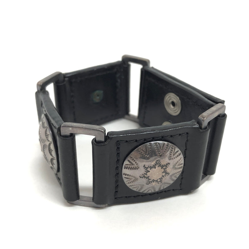 【中古品】【メンズ】 TSUNAIHAIYA ツナイハイヤ Cracasso Bracelet クラカッソ ブレスレット レザーブレスレット コンチョ アクセサリー 193-260929-rs-01-fur サイズ：L カラー：ブラック 万代Net店