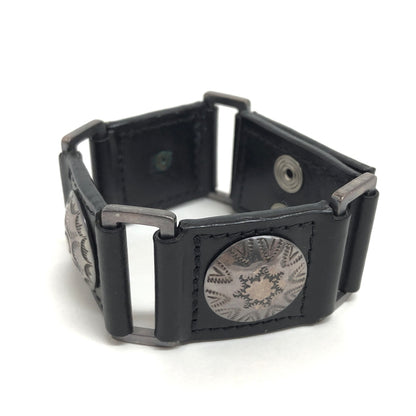 【中古品】【メンズ】 TSUNAIHAIYA ツナイハイヤ Cracasso Bracelet クラカッソ ブレスレット レザーブレスレット コンチョ アクセサリー 193-260929-rs-01-fur サイズ：L カラー：ブラック 万代Net店