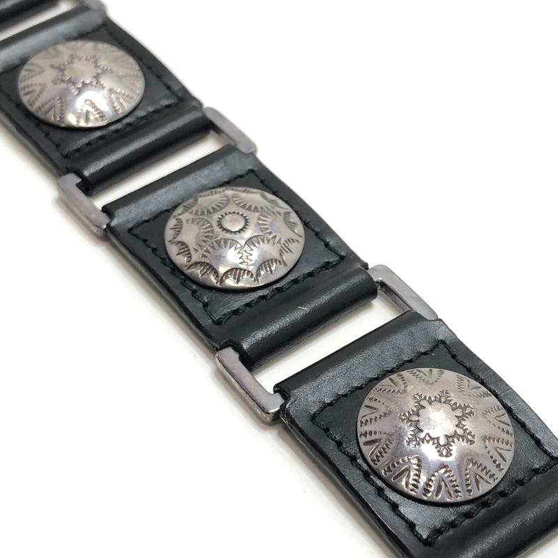 【中古品】【メンズ】 TSUNAIHAIYA ツナイハイヤ Cracasso Bracelet クラカッソ ブレスレット レザーブレスレット コンチョ アクセサリー 193-260929-rs-01-fur サイズ：L カラー：ブラック 万代Net店