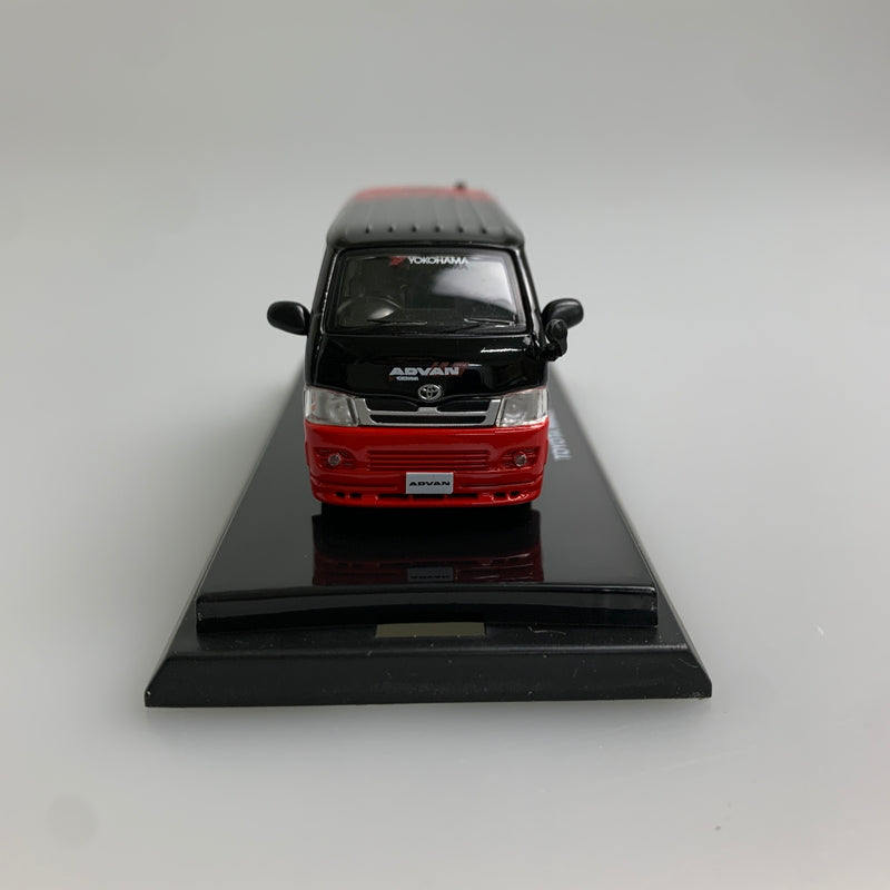 【現状渡し品】 Kyosho 京商 1/64 アドバン ハイエース(ブラック×レッド) ミニカー 061-260427-AS-19-min 万代Net店