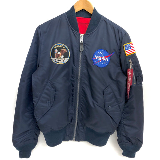 【中古品】【メンズ】 ALPHA INDUSTRIES アルファインダストリーズ MA-1 TIGHT APOLLO TA0113-067 エムエーワン タイト アポロ11号 NASA ブルゾン アウター 古着 145-261007-rs-06-fur サイズ：M カラー：ネイビー×レッド 万代Net店