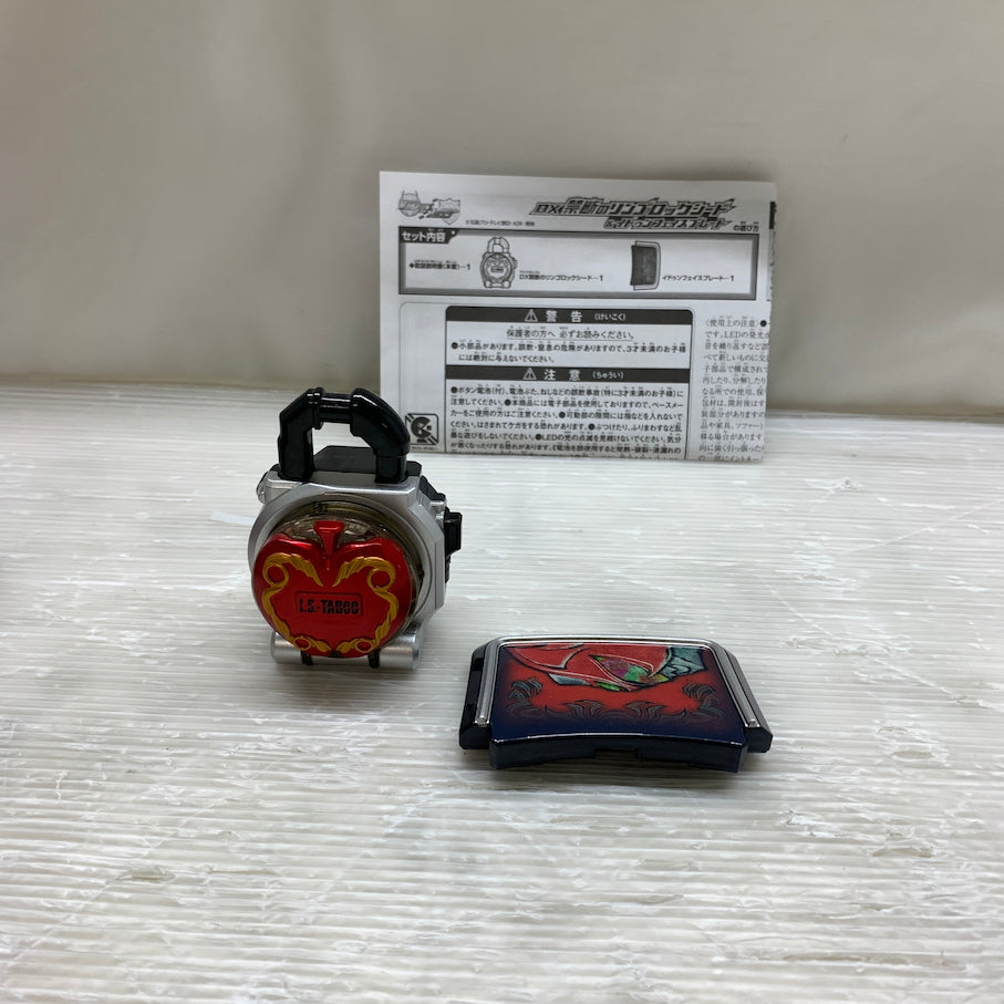 【現状渡し品】 仮面ライダー鎧武 DX禁断のリンゴロックシード＆イドゥンフェイスプレート 042-260807-MS-06-min 万代Net店