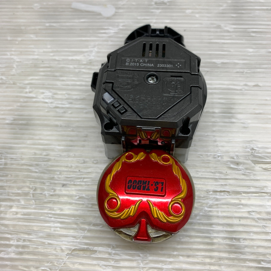 【現状渡し品】 仮面ライダー鎧武 DX禁断のリンゴロックシード＆イドゥンフェイスプレート 042-260807-MS-06-min 万代Net店