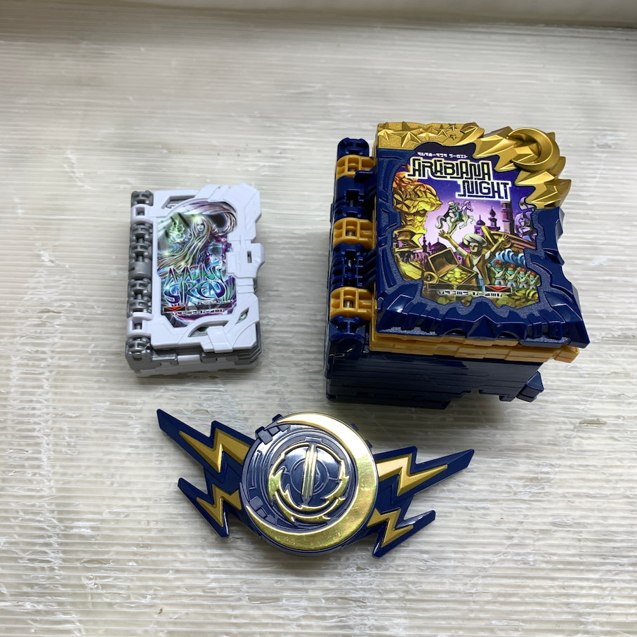 【現状渡し品】 仮面ライダーセイバー 深罪の三重奏 DXアラビアーナナイト＆アメイジングセイレーンセット付属版 [初回生産限定版] 042-260807-MS-07-min 万代Net店