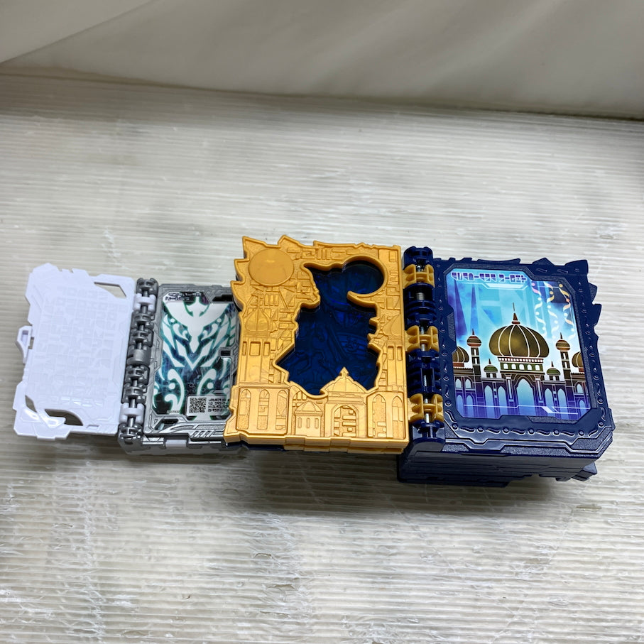 【現状渡し品】 仮面ライダーセイバー 深罪の三重奏 DXアラビアーナナイト＆アメイジングセイレーンセット付属版 [初回生産限定版] 042-260807-MS-07-min 万代Net店