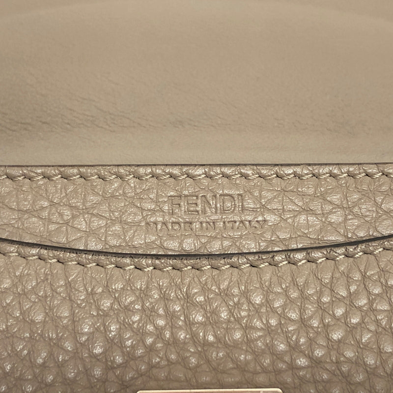 【中古品】【メンズ/レディース】 FENDI フェンディ 8M0425 ピーカブー セレリア カードケース 小銭入れ小物 181-260713-rs-03-fur カラー：グレージュ 万代Net店