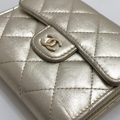 【中古品】【レディース】 CHANEL シャネル A82288 クラシックスモール ウォレット 三つ折り財布 181-260713-rs-07-fur カラー：シャンパンゴールド系 万代Net店