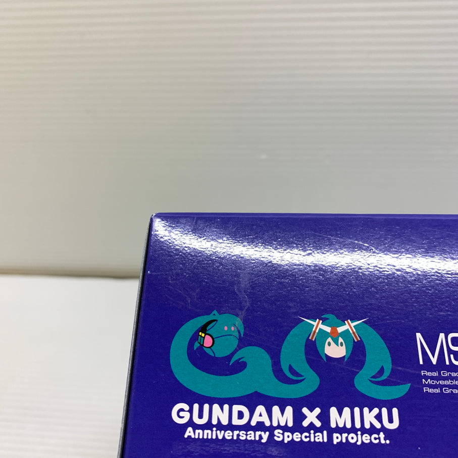 【現状渡し品】 MS-06S　ザクII HATSUNE MIKU 初音ミクver ガンプラ 未組立 箱あり バンダイ 056-260731-YT-01-min 万代Net店