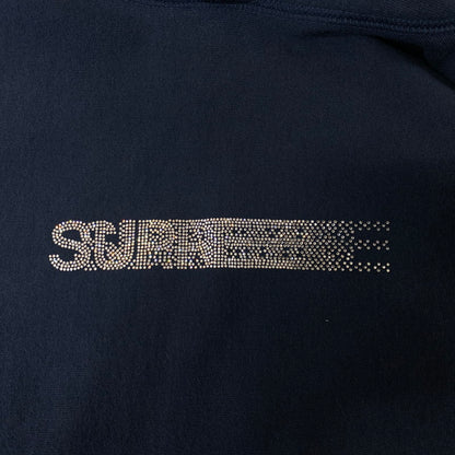 【中古品】【メンズ】 Supreme シュプリーム × SWAROVSKI スワロフスキー 別注 コラボ 25AW MOTION LOGO HOODED SWEATSHIRT モーション ロゴ フーデッド スウェット トップス プルオーバーパーカー 149-260610-ko-15-tei サイズ：XL カラー：ネイビー 万代Net店