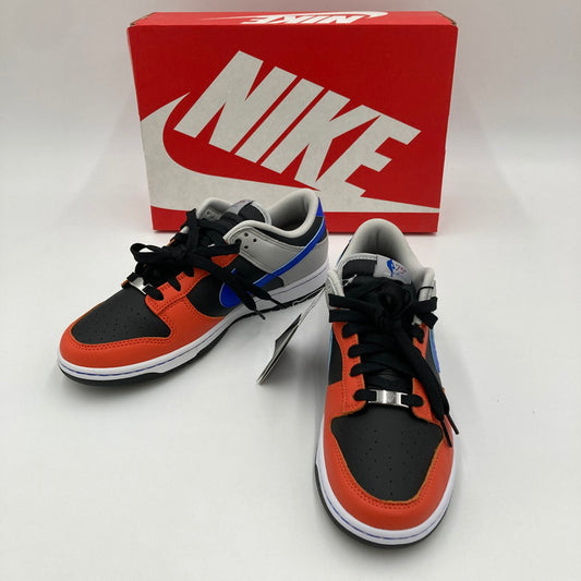 【中古美品】【メンズ】 NIKE ナイキ NBAｘナイキ ダンク ロー EMB 75th アニバーサリー ニックス NIKE DUNK LOW RETRO EMB 75TH ANNIVERSARY 靴 シューズ スニーカー 160-241213-OR-01-iwa サイズ：27.5cm カラー：BLACK/RACER BLUE/GREY FOG/ORANGE 万代Net店